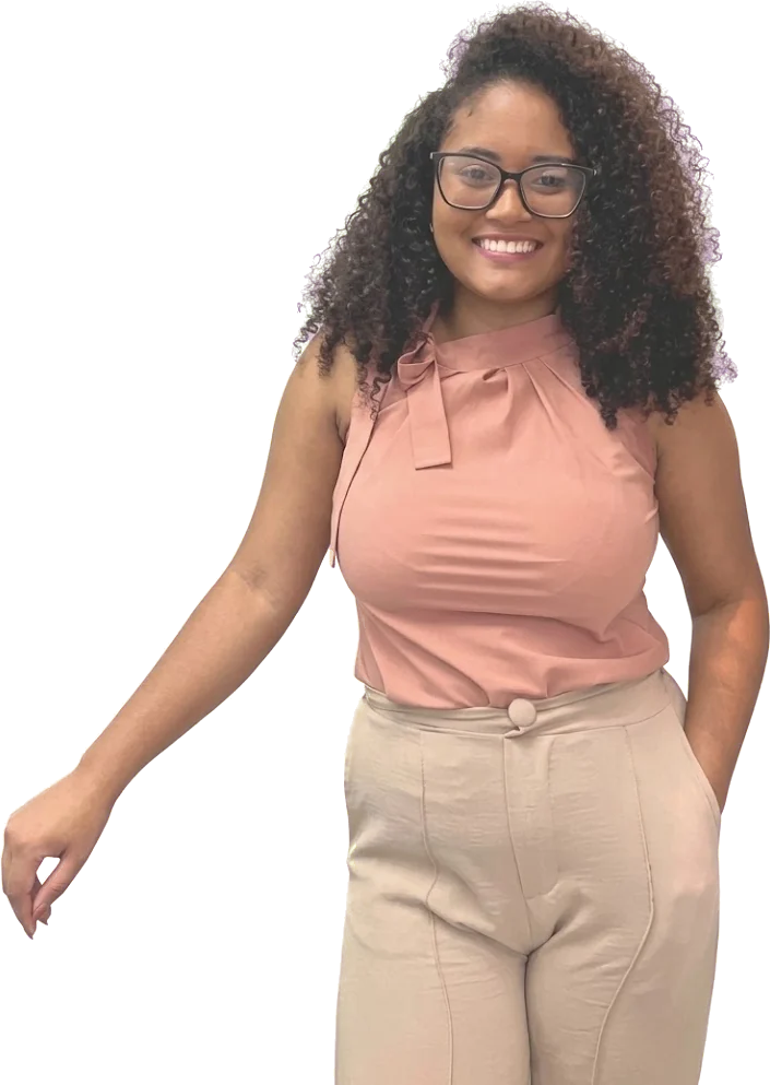 Dra. Karen Regina sorrindo, de óculos, blusa rosé e calça bege